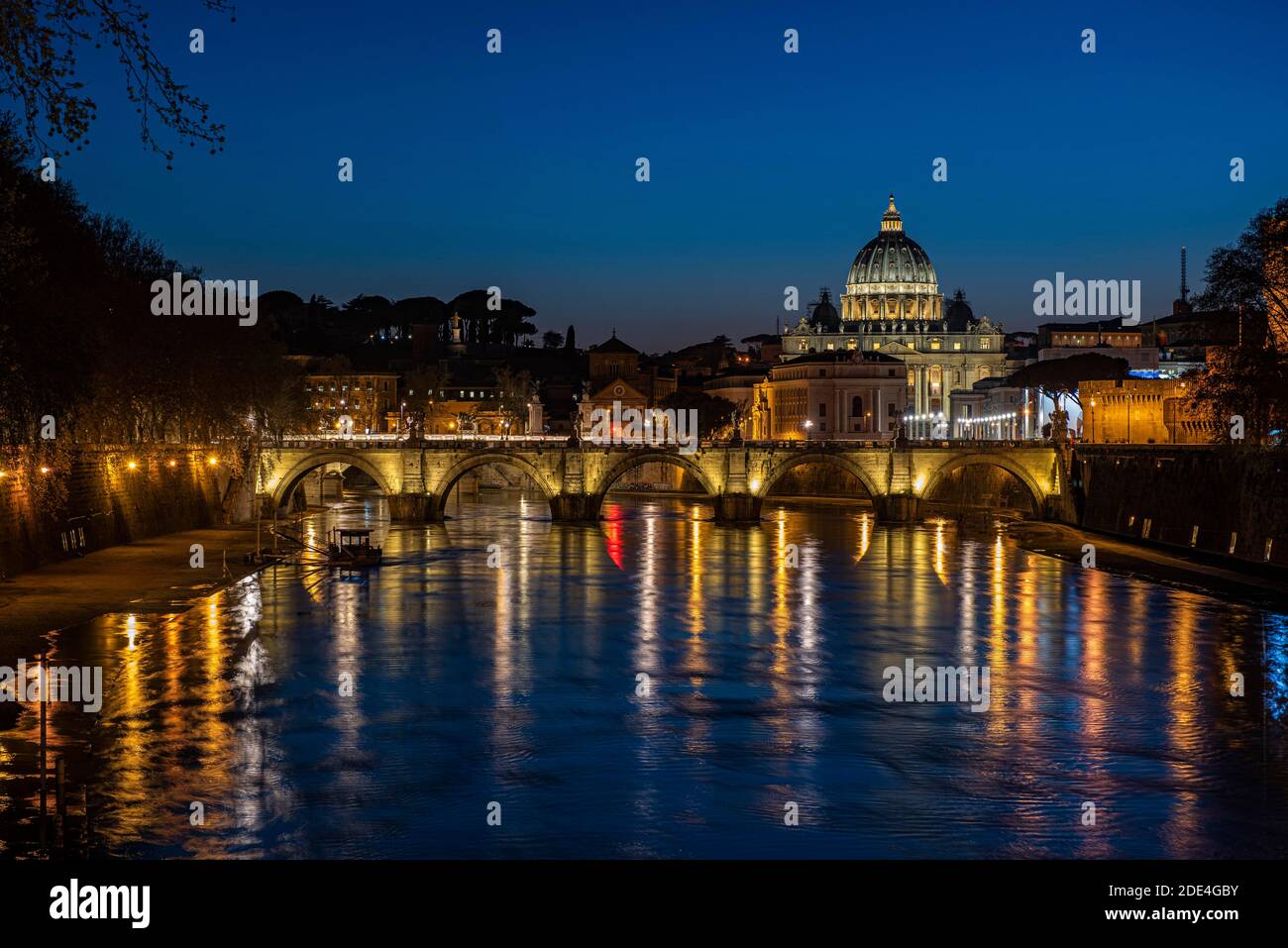 Blick über den Tiber bei Abendlicht auf Ponte Sant`Angelo und Petersdom, Rom, Italien Stockfoto